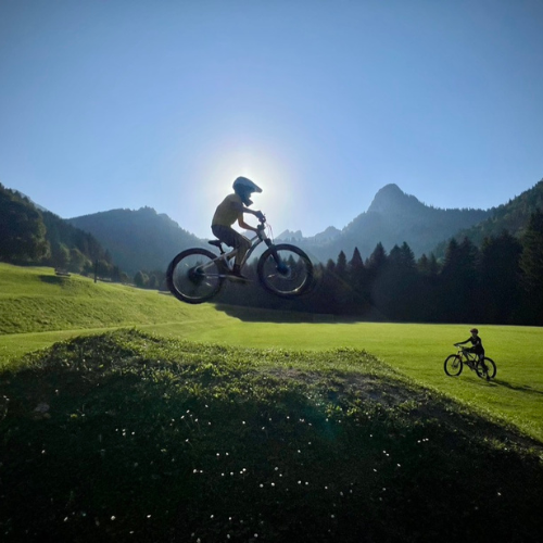 saut VTT devant le soleil
